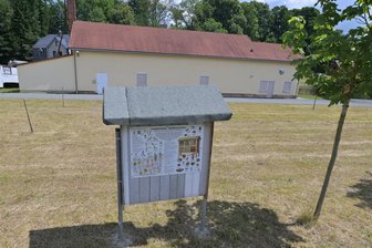 Blühwiese soll Dorfplatz werden: Kirchberger Ortsteil bekommt eine neue Mitte - Auf der Wiese vor der Turnhalle soll Cunersdorfs neue Dorfmitte entstehen.