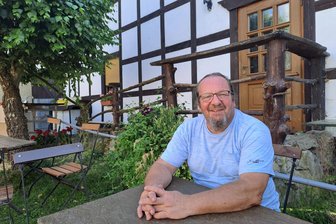 Blues-Rock in der „Grünen Aue“: Warum Gerd Anders nicht aufhören kann - Gerd Anders organisiert jetzt statt des Torbogenfestes in seinem Hof Rockkonzerte.