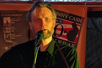 Bluesfarm Freiberg: Legendärer Sound von Johnny Cash zum Jubiläum - Andy Matthes spielt nicht nur wie Johnny Cash, er hat auch die Gesten seines Idols übernommen.
