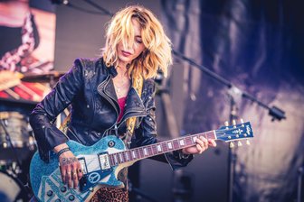 Bluesrock-Festival im Erzgebirge: „Mammuts Of Rock“ bringt am Samstag die Moosheide zum Beben - Bluesrock-Musikerin Vanja Sky und ihre Band spielen bei „Maamuts of Rock“ in der Moosheide.