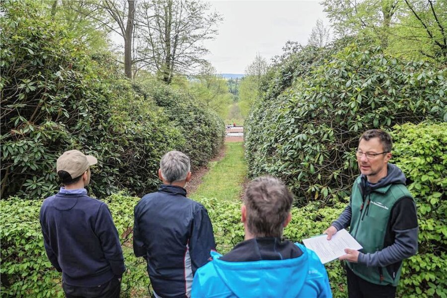 Blütenzauber: Ein Rundgang durch den Schlosspark - Die Teilnehmer der Führung "Blütenzauber" folgten aufmerksam den Ausführungen des Vize-Parkleiters Gerd Landgraf. 