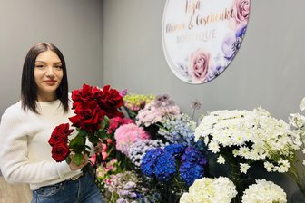 Blumen frei Haus geliefert: Dieses Chemnitzer Geschäft hat jetzt einen Lieferando-Award - Eliza Matevosyan mit französischen Rosen (rechts) und herkömmlichen.