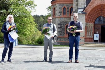 Blumen für die Preisträger in Bad Elster - Erfolgreiche Landschaftsarchitekten (von links): Anke Deeken (dritter Preis) sowie Sandro Schaffner und Frank Kunkler aus Dresden (erster Preis) wurden von Bürgermeister Olaf Schlott beglückwünscht. Das zweitplatzierte Büro Till Rehwaldt war nicht vertreten.