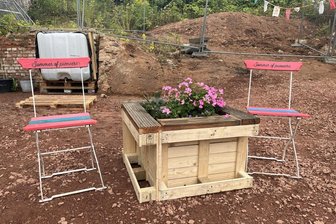 Blumen statt Brache: So chic sieht's im Stadtgarten in Mittweida jetzt aus - Bunt lackiert laden sie zum Verweilen ein - zwei Stühle tragen seit Samstag die Aufschrift "Summer of pioneers" und verraten, wer für die Idee des Stadtgartens verantwortlich ist.