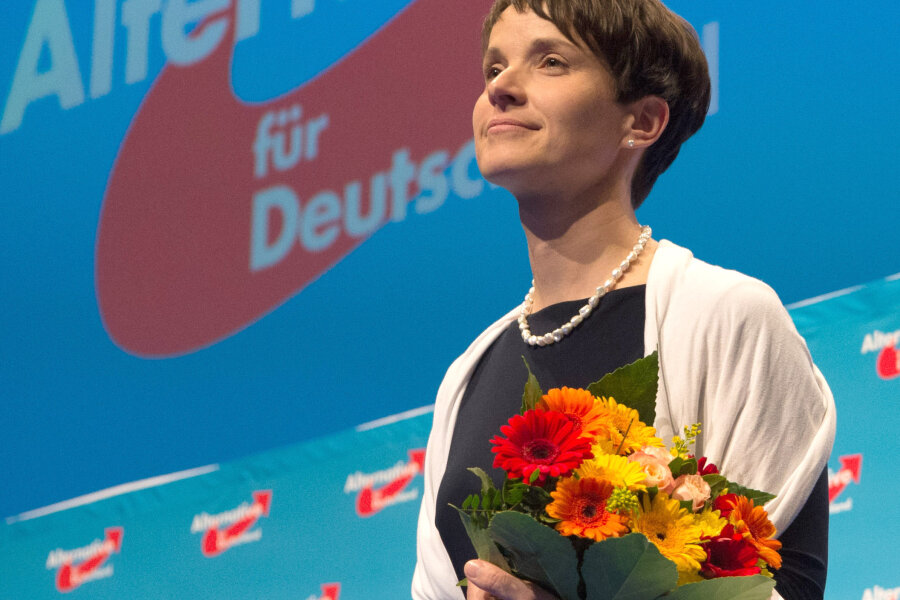 Blumen und besorgte Bürger - Seit vier Jahren steht Frauke Petry an der Spitze der "Alternative für Deutschland" (AfD) - fast immer unter Dauerfeuer von allen Seiten. Hin und wieder gibt es aber auch Blumen für die Parteichefin - wie hier beim Bundesparteitag in Stuttgart im vergangenen Jahr.