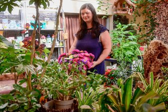 Blumen zwischen Plattenbauten: Wie ein kleiner Crimmitschauer Laden seit 35 Jahren überlebt - Madlen Becker kümmert sich neben den Blumen und Pflanzen noch um eine kleine Tierherde.
