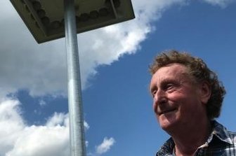 Blumenau: Neuer Turm hat Platz für 48 Nester - Ekkehard Legler am neuen Schwalbenturm.