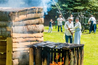 Blumenau: Schauübung mit historischem und modernem Feuerwehrgerät - Bei der Schauübung wurde das Feuer mit Technik aus verschiedenen Zeiten bekämpft.