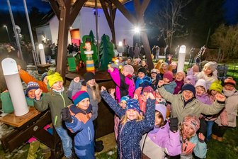 Blumenauer Grundschüler setzten Pyramide in Gang - Großer Jubel herrschte bei den Kindern, nachdem sie die Pyramide in Gang gesetzt hatten.