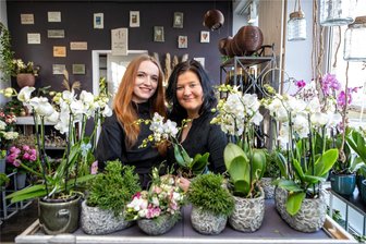 Blumengeschäft am Plauener Hauptfriedhof: Neuer Name, neuer Chef - Lisa Schlupp (links) und Katja Wolf sind Anfang des Jahres neu gestartet. Doch nicht nur als Duo. Anita Drehmann verstärkt das Team.