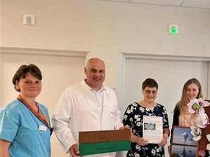 Blumengruß aus dem Tertiär für Krebspatientinnen in Rodewisch - Lilly Schnabel, Hanna Singer, Emma Strobel, Anke Graf übergeben die Präsente Schwester Mandy und Arzt Jiri Pomyje.