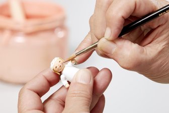 Blumenkinder und Engel locken zu Wendt und Kühn ins Erzgebirge - Mit geschickter Hand werden die Figuren bemalt.