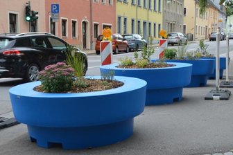 Blumenkübel als Begrenzung -