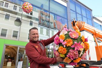 Blumenkugeln schmücken Korngasse und Peterstraße in Freiberg -