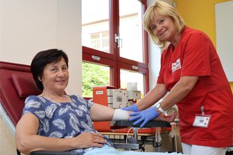 Blut spenden im Erzgebirge: Wenn Neulinge zu Gewinnern werden - Nach ihrer ersten Spende bekommt Elke Haase von Schwester Sabine (rechts) einen Verband angelegt.