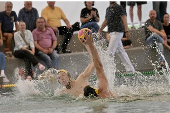 Blut und Wut: Hitzige Szenen bei den Zwickauer Zweitliga-Wasserballern - Jonas Reinhardt (links) kehrte am Wochenende nach überstandener Verletzung zurück in den Kader.