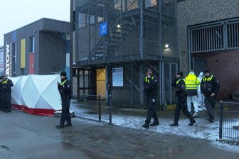 Blutbad in Hamburger Kirche der Zeugen Jehovas: Acht Menschen tot, darunter auch der mutmaßliche Täter - Hamburg: Polizisten stehen vor einem Gebäude der Zeugen Jehovas in Hamburg. Bei Schüssen in einer Veranstaltung der Zeugen Jehovas sind am Donnerstagabend mehrere Menschen getötet und einige Personen verletzt worden.