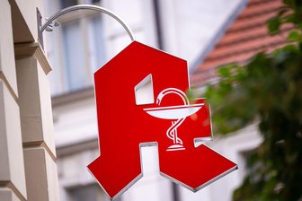 Blutdruckmessung bis Arznei-Check: Was in der Apotheke geht - Mehr als nur Medikamente: Apotheken bieten seit 2022 pharmazeutische Dienstleistungen an.