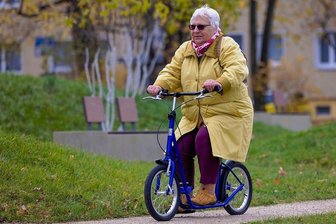 Bluthochdruck liegt auch in den Genen - Flott unterwegs und immer gut in Bewegung: Heidi Paul aus Dresden hat mit dem Laufrad eine gesunde Fortbewegungsart gefunden.