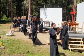 Bluthochzeit auf der Waldbühne - MDR dreht Beitrag über Zwotaer Theatertruppe - Der Trauerzug bei der Aufführung der "Bluthochzeit" auf der Zwotaer Waldbühne.