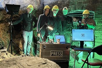 Blutige Bodenschätze im Ukraine-Krieg: Unterwelt des Erzgebirges wird zur Filmkulisse - Filmteam unter Tage (v. l.): Stefan Eggers (Editor), Martin Kraushaar (Produzent), Arndt Ginzel (Journalist), Gernot Scheuermann (Stollen-Betreiber) und Rudi Kirschen (Kamera).