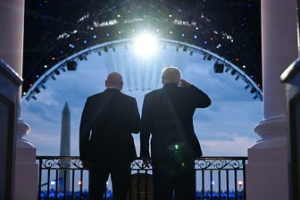 Blutige Käfigkämpfe vor Weißem Haus an Trumps 80. Geburtstag - UFC-Boss Dana White und US-Präsident Donald Trump verfolgen den Jet-Überflug Seite an Seite vom Weißen Haus aus.