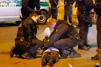 Blutiger Streit - mehrere Verletzte - Die Polizei stellte die Beteiligten des Streits. Die Männer wurden medizinisch versorgt.