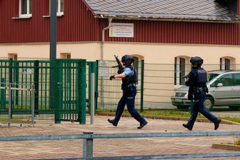 Blutiges Szenario im Amtsgericht Marienberg: Polizei übt den Ernstfall - Zwei schwerbewaffnete Polizisten dringen zum Amtsgericht Marienberg vor.