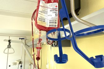 Blutkonserven in Mittelsachsen werden knapp: Krankenhaus Freiberg verschiebt planbare Operationen - Eine Bluttransfusion bei einer Operation im Freiberger Krankenhaus.