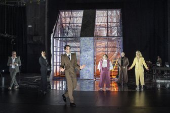Blutleere Premiere in Leipzig: „Der zerbrochne Krug“ mit einem Hauch von Farce - Szene aus „Der zerbrochne Krug“ von Heinrich von Kleist. Das Stück mit Denis Grafe (Mitte) als Dorfrichter Adam hatte am Freitag am Schauspiel Leipzig Premiere. Das Stück wird in Chemnitz mit großem Erfolg gezeigt.