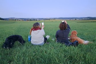 Blutmond über Augustusburg: Ein Spektakel für Sternengucker und Hobbyfotografen - Im Hellen wird schon mal geprobt, welche Handyeinstellungen für ein Mond-Foto gebraucht werden.