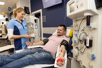 Blutplasma-Spende für Medikamente: Mancher Erzgebirger kommt jede Woche - Gut 1500 Blutplasma-Spender sind zurzeit im Spendenzentrum Plasmavita in Annaberg registriert. Auch Jens Breitfeld – im Bild mit Ekaterina Junge – spendet regelmäßig.