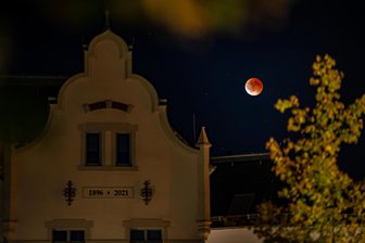 Blutroter Erdtrabant über dem Erzgebirge: Das sind die schönsten Mond-Aufnahmen aus der Region - Gegen 20.50 Uhr war auch in Olbernhau ein blutroter Mond zu beobachten.