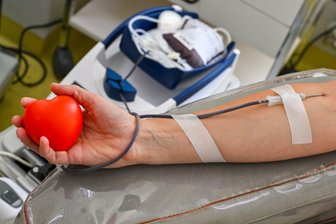 Blutspende: So beugen Sie Kreislaufproblemen vor - Wenn’s wacklig wird: liegen bleiben. Bei Übelkeit oder Schwindel während der Spende: nicht aufstehen, sofort dem Team Bescheid sagen.