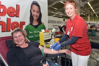 Blutspende und Bettenkauf in Siebenlehn auf einen Ritt: „Ein halber Liter Blut rettet drei Leben“ - Im Einrichtungshaus Mahler in Siebelehn wurde am Wochenende zum 25. Mal zur Blutspende-Aktion eingeladen. Schwester Sophie zapfte die gut gelaunte Tabea Kürschner aus Papendorf-Striegstal an.