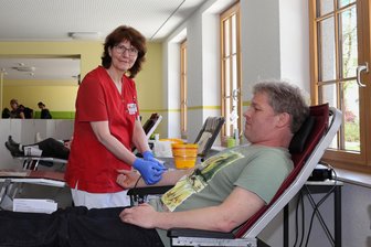 Blutspende zieht in Oberschule Beierfeld um: So lief die Premiere - Blutspender Falk Oder aus Grünhain wird von DRK-Teamleiterin Heike Nikles-Kesselboth „angepikst“.