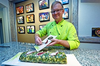 Blutwurst in weißer Schokolade aus Marbach bei Augustusburg gewinnt WM-Medaille - Preisdekoriert: Gold gab es für diese Blutwurst-Spinat-Roulade aus Marbach, die Ingolf Fischer mit Naturblümchen und zugeschnitten Speckstücken dekoriert.