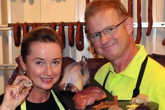 "Blutwurstritter" in Frankenberg - Ingolf Fischer und Ehefrau Mandy setzen auf handgefertigte Wurstwaren, hier Fasanenbratwurt mit Rosinen und Rotwein. 