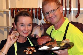 "Blutwurstritter" reitet in Frankenberg ein - Ingolf Fischer und Ehefrau Mandy setzen auf handgefertigte Wurstwaren, hier Fasanenbratwurt mit Rosinen und Rotwein. 