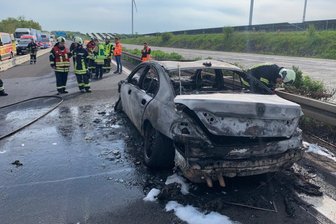 BMW brennt auf der A4: Kurzzeitige Vollsperrung und kilometerlanger Stau in beide Richtungen - 