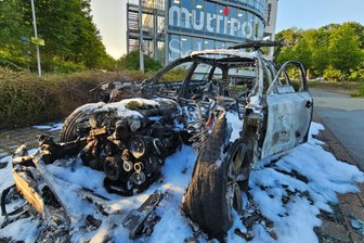 BMW brennt nahe der A 4 in Chemnitz aus - Das Auto war nicht mehr zu retten.