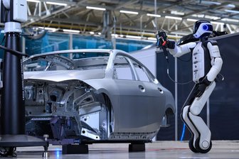BMW erprobt humanoide Roboter in Produktion - Ein humanoider Roboter prüft im BMW-Werk Leipzig eine Fahrzeugkarosserie auf mögliche Abweichungen und Fehler.