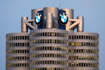 BMW: Es sieht nach Personalabbau aus - Lange kam BMW robuster als andere durch die Krise - jetzt erwischt es auch die Münchner. (Archivbild)