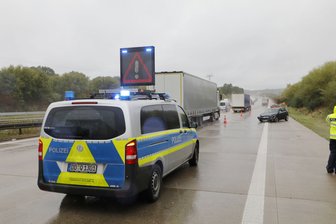 BMW fährt in Leitplanke - Fahrer verletzt -