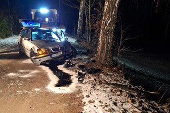 BMW fährt in Lichtenau gegen Baum - Bei einem Unfall in der Nacht zu Sonntag auf der Thomas-Müntzer-Straße gab es drei Verletzte.