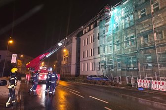 BMW fährt in Mittweida gegen Gerüst: Drei junge Männer saßen im Auto - Mit der Drehleiter der Feuerwehr wurden Teile des Gerüstes demontiert.