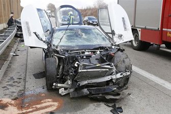 BMW i8 auf A 72 verunglückt - ein Verletzter -
