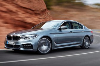 BMW in Glauchau gestohlen: Sicherungsapp des Halters gibt Hinweis zum Zeitpunkt der Tat - Eine solche BMW-Limousine aus der 5er-Reihe, allerdings in blauer Farbe, wurde in Glauchau gestohlen.