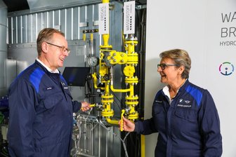 BMW investiert in Leipzig 800 Millionen Euro in die E-Mobilität - Petra Peterhänsel (rechts), Werksleiterin BMW Group Werk Leipzig, nimmt mit Jens Götze, Projektleiter Wasserstoffbrenner Lackiererei, einen mit Wasserstoff funktionierenden Brenner in der Lackiererei in Betrieb. 