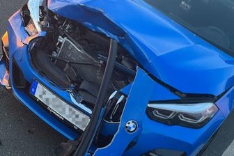 BMW kollidiert mit einem Damhirsch - 